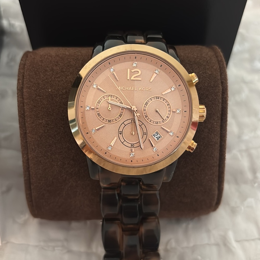Michael Kors Gold and tortoise Watch - Picture 5 of 7